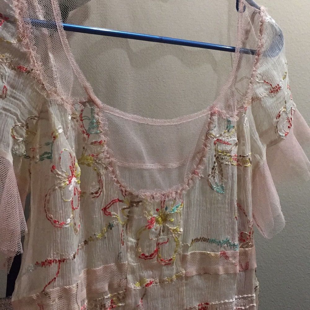 Delicate and airy embroidered top - Picture 2 of 8